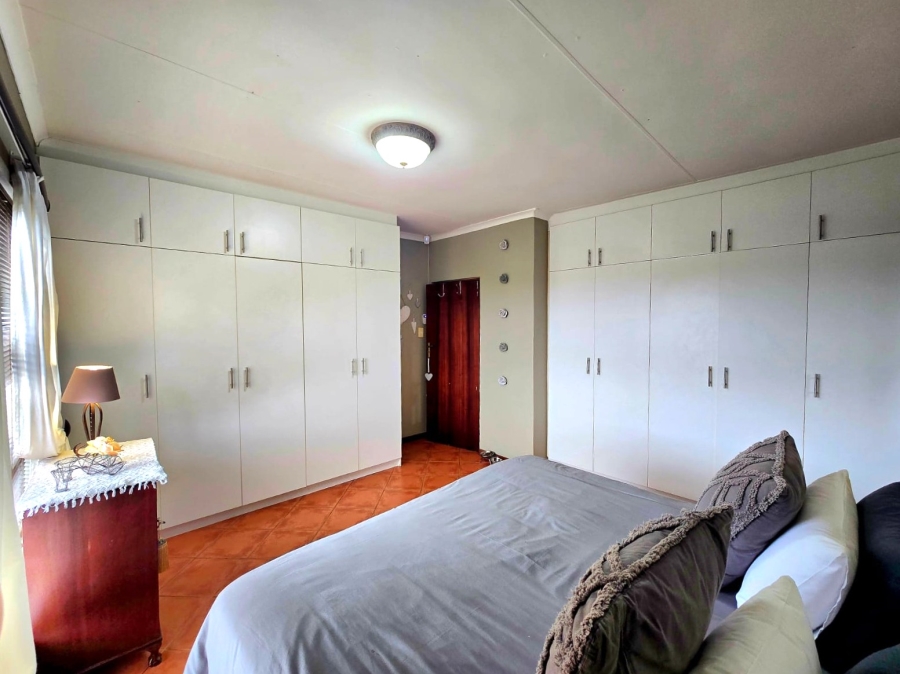 4 Bedroom Property for Sale in Paradise Beach Eastern Cape